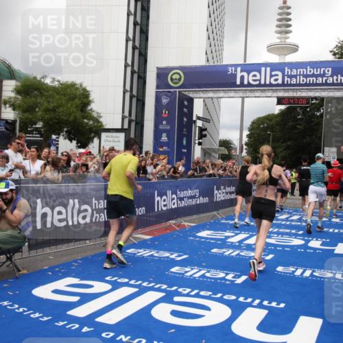 29.06.2025 - hella hamburg halbmarathon Michael Strokosch http://msf.ph/oto/8212606 29.06.2025 10:47:05 Ziel 1139, 1460, 1689, 4377, 5472, 6700, 9794, 10122, 13728, 14415, 14449, 14594, 14783, 15825, 16081, 17979 meine-sportfotos.de