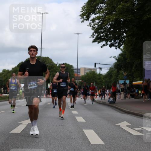 29.06.2025 - hella hamburg halbmarathon Yannick Fuchs http://msf.ph/oto/8212650 29.06.2025 10:32:31 20KM 1505, 2404, 3480, 3790, 5791, 7152, 7154, 7743, 8571, 9017, 9171, 9643, 9944, 10793, 10922, 11106, 11423, 11952, 13148, 13595, 13900, 14274, 15303, 15382, 15888, 16698, 17726, 18103, 18193, 18276, 18277, 18723 meine-sportfotos.de