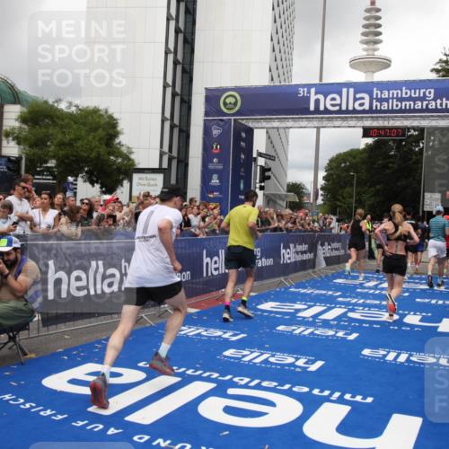 29.06.2025 - hella hamburg halbmarathon Michael Strokosch http://msf.ph/oto/8212660 29.06.2025 10:47:06 Ziel 1139, 1460, 1689, 4377, 5472, 6700, 9794, 10122, 13728, 14415, 14449, 14594, 14783, 15825, 16081, 17979 meine-sportfotos.de