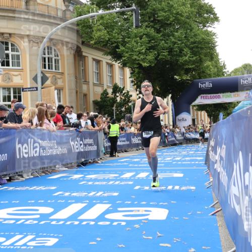 29.06.2025 - hella hamburg halbmarathon Strokosch-Dieckow http://msf.ph/oto/8212707 29.06.2025 10:23:06 Ziel 4128, 7862, 18930 meine-sportfotos.de