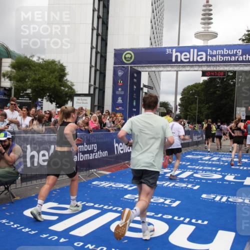 29.06.2025 - hella hamburg halbmarathon Michael Strokosch http://msf.ph/oto/8212716 29.06.2025 10:47:07 Ziel 1460, 1689, 4377, 5472, 6700, 9794, 10122, 12579, 13728, 14415, 14449, 14594, 14783, 15825, 16081, 17979 meine-sportfotos.de