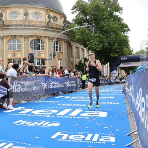 29.06.2025 - hella hamburg halbmarathon Strokosch-Dieckow http://msf.ph/oto/8212732 29.06.2025 10:23:07 Ziel 4128, 7862, 18930 meine-sportfotos.de