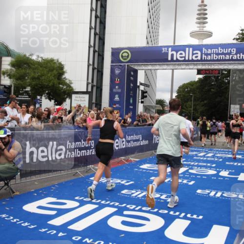 29.06.2025 - hella hamburg halbmarathon Michael Strokosch http://msf.ph/oto/8212770 29.06.2025 10:47:07 Ziel 1460, 1689, 4377, 5472, 6700, 9794, 10122, 12579, 13728, 14415, 14449, 14594, 14783, 15825, 16081, 17979 meine-sportfotos.de