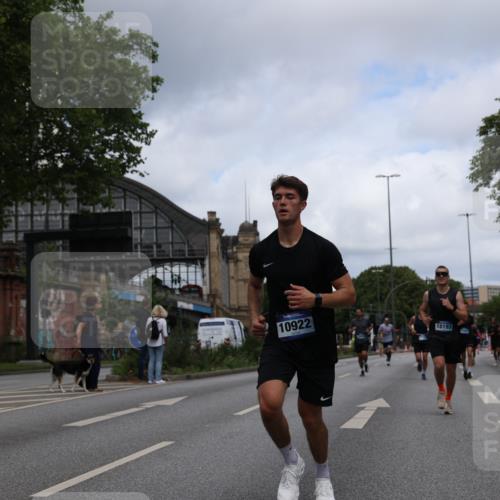 29.06.2025 - hella hamburg halbmarathon Yannick Fuchs http://msf.ph/oto/8212780 29.06.2025 10:32:32 20KM 1505, 2404, 3480, 3790, 5791, 7152, 7154, 7743, 8002, 8571, 9017, 9171, 9643, 9944, 10793, 10922, 11106, 11952, 13148, 13595, 13900, 14274, 15303, 15382, 15888, 16698, 17726, 18103, 18193, 18276, 18277, 18723 meine-sportfotos.de