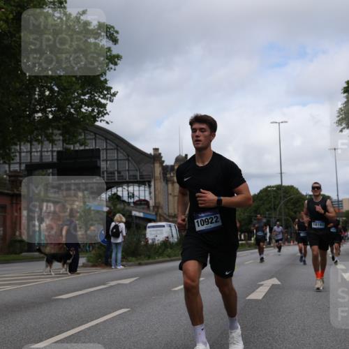 29.06.2025 - hella hamburg halbmarathon Yannick Fuchs http://msf.ph/oto/8212832 29.06.2025 10:32:32 20KM 1505, 2404, 3480, 3790, 5791, 7152, 7154, 7743, 8002, 8571, 9017, 9171, 9643, 9944, 10793, 10922, 11106, 11952, 13148, 13595, 13900, 14274, 15303, 15382, 15888, 16698, 17726, 18103, 18193, 18276, 18277, 18723 meine-sportfotos.de