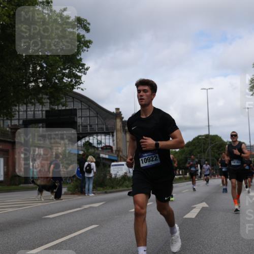 29.06.2025 - hella hamburg halbmarathon Yannick Fuchs http://msf.ph/oto/8212839 29.06.2025 10:32:32 20KM 1505, 2404, 3480, 3790, 5791, 7152, 7154, 7743, 8002, 8571, 9017, 9171, 9643, 9944, 10793, 10922, 11106, 11952, 13148, 13595, 13900, 14274, 15303, 15382, 15888, 16698, 17726, 18103, 18193, 18276, 18277, 18723 meine-sportfotos.de