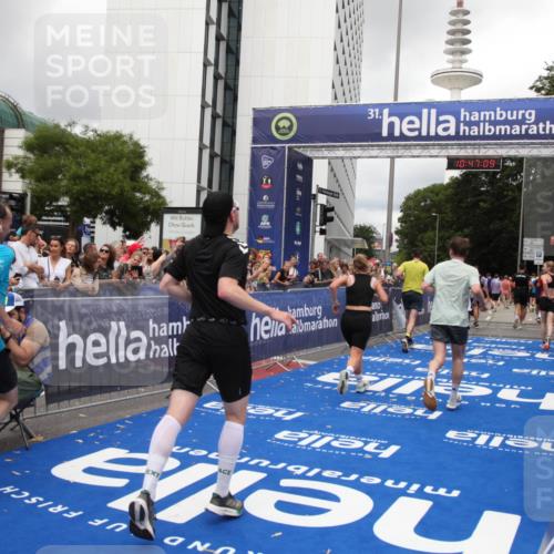 29.06.2025 - hella hamburg halbmarathon Michael Strokosch http://msf.ph/oto/8212843 29.06.2025 10:47:08 Ziel 1460, 4093, 4377, 5472, 6700, 7908, 9794, 10122, 12579, 13728, 14415, 14449, 14783, 15684, 15825 meine-sportfotos.de