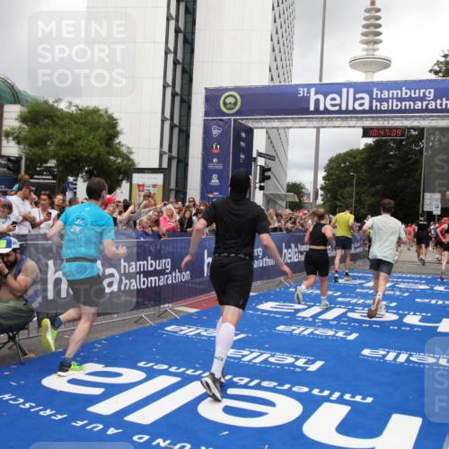 29.06.2025 - hella hamburg halbmarathon Michael Strokosch http://msf.ph/oto/8212853 29.06.2025 10:47:08 Ziel 1460, 4093, 4377, 5472, 6700, 7908, 9794, 10122, 12579, 13728, 14415, 14449, 14783, 15684, 15825 meine-sportfotos.de