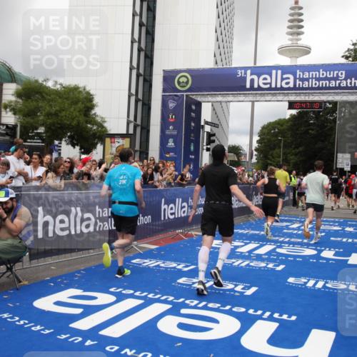 29.06.2025 - hella hamburg halbmarathon Michael Strokosch http://msf.ph/oto/8212864 29.06.2025 10:47:09 Ziel 1460, 4093, 4377, 5472, 6700, 7908, 9794, 10122, 12579, 14415, 14783, 15684, 15825 meine-sportfotos.de