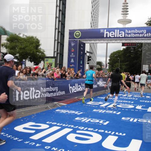29.06.2025 - hella hamburg halbmarathon Michael Strokosch http://msf.ph/oto/8212948 29.06.2025 10:47:09 Ziel 1460, 4093, 4377, 5472, 6700, 7908, 9794, 10122, 12579, 14415, 14783, 15684, 15825 meine-sportfotos.de