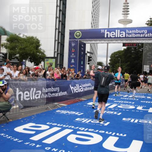 29.06.2025 - hella hamburg halbmarathon Michael Strokosch http://msf.ph/oto/8213007 29.06.2025 10:47:11 Ziel 1460, 4093, 4377, 5472, 6373, 6700, 7908, 9794, 12579, 13007, 14783, 15684 meine-sportfotos.de