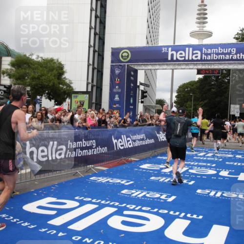 29.06.2025 - hella hamburg halbmarathon Michael Strokosch http://msf.ph/oto/8213015 29.06.2025 10:47:11 Ziel 1460, 4093, 4377, 5472, 6373, 6700, 7908, 9794, 12579, 13007, 14783, 15684 meine-sportfotos.de