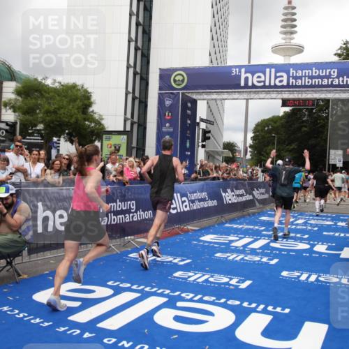 29.06.2025 - hella hamburg halbmarathon Michael Strokosch http://msf.ph/oto/8213030 29.06.2025 10:47:12 Ziel 1460, 2623, 4093, 5472, 6373, 6700, 7908, 9794, 12579, 13007, 15684, 17718 meine-sportfotos.de