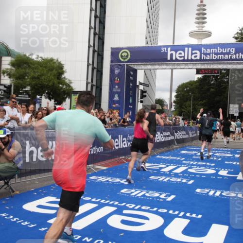 29.06.2025 - hella hamburg halbmarathon Michael Strokosch http://msf.ph/oto/8213093 29.06.2025 10:47:13 Ziel 1460, 2623, 4093, 5472, 6373, 6700, 6716, 7480, 7908, 12579, 13007, 15684, 17718, 17915 meine-sportfotos.de