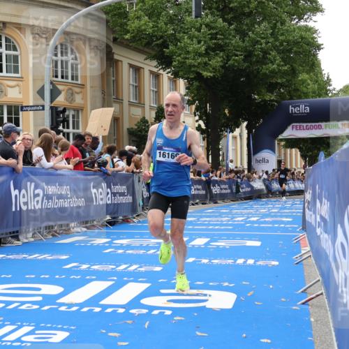 29.06.2025 - hella hamburg halbmarathon Strokosch-Dieckow http://msf.ph/oto/8213172 29.06.2025 10:23:35 Ziel 5301, 7834, 9151, 16169 meine-sportfotos.de