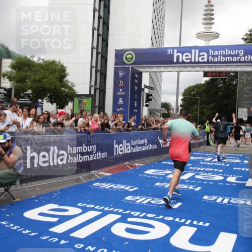 29.06.2025 - hella hamburg halbmarathon Michael Strokosch http://msf.ph/oto/8213207 29.06.2025 10:47:13 Ziel 1460, 2623, 4093, 5472, 6373, 6700, 6716, 7480, 7908, 12579, 13007, 15684, 17718, 17915 meine-sportfotos.de
