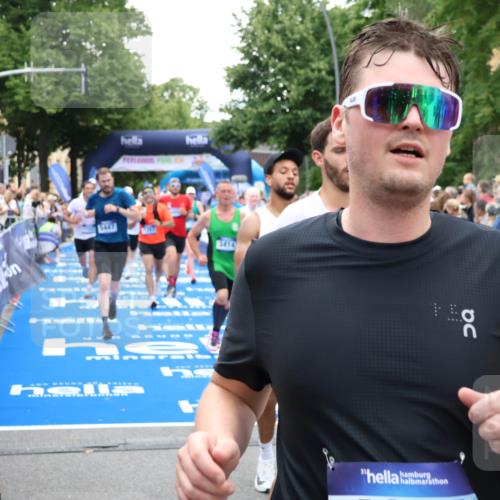 29.06.2025 - hella hamburg halbmarathon Zöllner http://msf.ph/oto/8213223 29.06.2025 10:50:38 Ziel 1399, 1750, 3414, 4346, 5447, 6282, 6662, 7397, 7583, 7786, 8153, 8576, 9057, 11214, 13808, 13812, 13875, 15519, 15803, 16291, 16806, 17179, 17247, 18006, 18413 meine-sportfotos.de