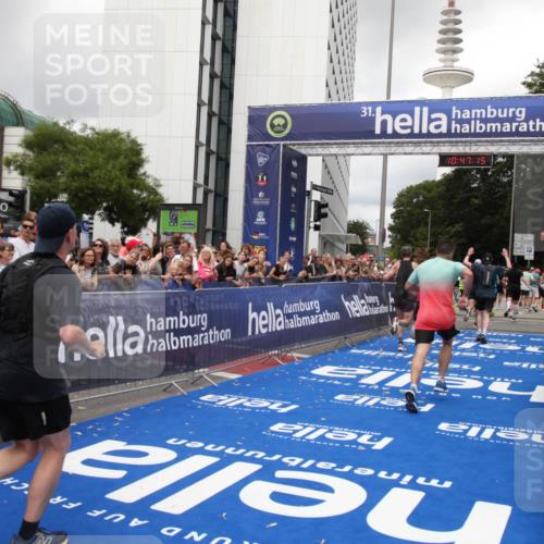29.06.2025 - hella hamburg halbmarathon Michael Strokosch http://msf.ph/oto/8213225 29.06.2025 10:47:14 Ziel 1460, 2623, 4093, 6373, 6700, 6716, 7480, 7908, 10208, 10211, 12579, 13007, 15684, 17718, 17915 meine-sportfotos.de