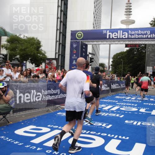 29.06.2025 - hella hamburg halbmarathon Michael Strokosch http://msf.ph/oto/8213258 29.06.2025 10:47:15 Ziel 2623, 4093, 6373, 6716, 7480, 7908, 10208, 10211, 12579, 13007, 15684, 17718, 17915 meine-sportfotos.de
