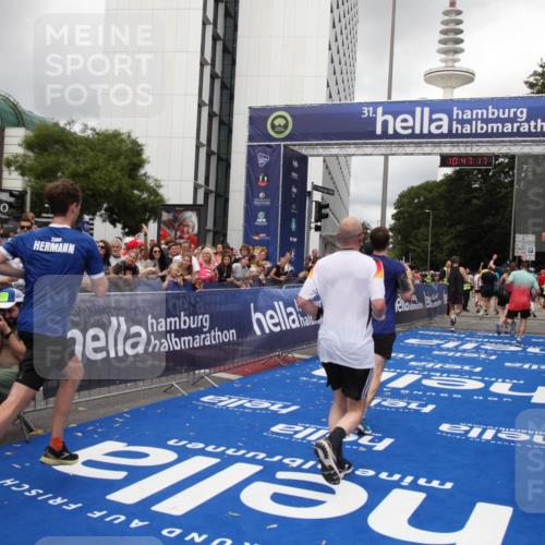 29.06.2025 - hella hamburg halbmarathon Michael Strokosch http://msf.ph/oto/8213280 29.06.2025 10:47:15 Ziel 2623, 4093, 6373, 6716, 7480, 7908, 10208, 10211, 12579, 13007, 15684, 17718, 17915 meine-sportfotos.de
