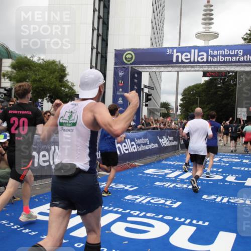 29.06.2025 - hella hamburg halbmarathon Michael Strokosch http://msf.ph/oto/8213372 29.06.2025 10:47:16 Ziel 2623, 4093, 6134, 6373, 6716, 7480, 7908, 10208, 10211, 12579, 13007, 13672, 15684, 17718, 17915, 18856 meine-sportfotos.de