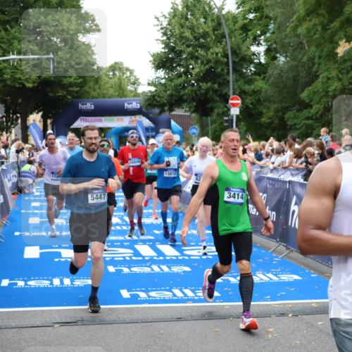 29.06.2025 - hella hamburg halbmarathon Zöllner http://msf.ph/oto/8213379 29.06.2025 10:50:39 Ziel 1399, 1750, 3414, 4346, 5447, 6282, 6662, 7397, 7583, 7786, 8576, 9057, 11214, 13808, 13812, 13875, 15519, 15803, 16291, 16806, 17179, 17247, 18006, 18413 meine-sportfotos.de