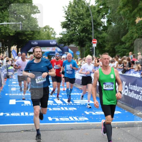 29.06.2025 - hella hamburg halbmarathon Zöllner http://msf.ph/oto/8213418 29.06.2025 10:50:39 Ziel 1399, 1750, 3414, 4346, 5447, 6282, 6662, 7397, 7583, 7786, 8576, 9057, 11214, 13808, 13812, 13875, 15519, 15803, 16291, 16806, 17179, 17247, 18006, 18413 meine-sportfotos.de