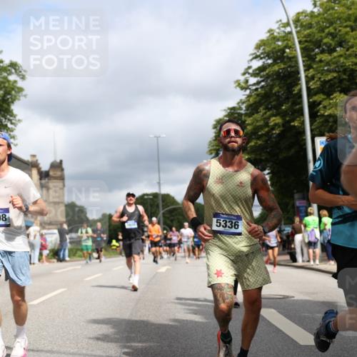 29.06.2025 - hella hamburg halbmarathon Yannick Fuchs http://msf.ph/oto/8213422 29.06.2025 10:45:25 20KM 1335, 1366, 2411, 2636, 2718, 2823, 2946, 4033, 4297, 4404, 4839, 4967, 5087, 5336, 5600, 5820, 7224, 7943, 8508, 8930, 8989, 9214, 9476, 9739, 9793, 9959, 10057, 10215, 10508, 10603, 10667, 10691, 10868, 11124, 11512, 11625, 11733, 12450, 13073, 13403, 13707, 13799, 14012, 14248, 14458, 15426, 15480, 15496, 15871, 15899, 16666, 16907, 17131, 17530, 17823, 18820, 19007, 19020, 19053 meine-sportfotos.de