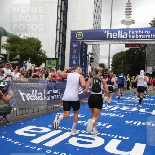 29.06.2025 - hella hamburg halbmarathon Michael Strokosch http://msf.ph/oto/8213440 29.06.2025 10:47:18 Ziel 2623, 6134, 6168, 6373, 6716, 7480, 10208, 10211, 13007, 13672, 16286, 17718, 17915, 18856 meine-sportfotos.de
