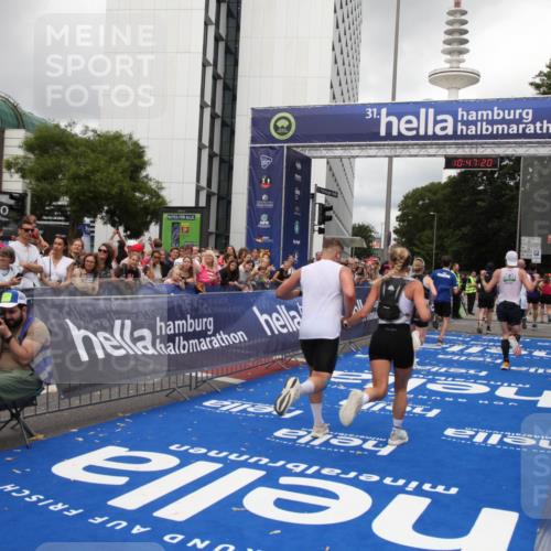 29.06.2025 - hella hamburg halbmarathon Michael Strokosch http://msf.ph/oto/8213480 29.06.2025 10:47:19 Ziel 2623, 6134, 6168, 6203, 6373, 6716, 7480, 10208, 10211, 13007, 13672, 16286, 17718, 17915, 18856 meine-sportfotos.de