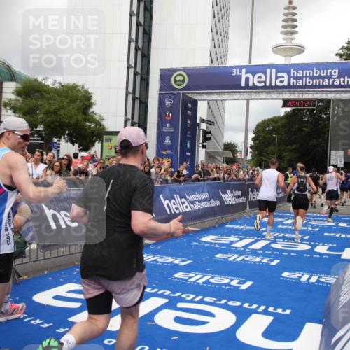 29.06.2025 - hella hamburg halbmarathon Michael Strokosch http://msf.ph/oto/8213543 29.06.2025 10:47:20 Ziel 2623, 5024, 6134, 6168, 6203, 6373, 6716, 7480, 10208, 10211, 11518, 13672, 14722, 16286, 17718, 17915, 18856 meine-sportfotos.de