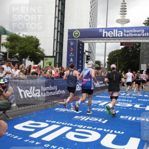 29.06.2025 - hella hamburg halbmarathon Michael Strokosch http://msf.ph/oto/8213597 29.06.2025 10:47:21 Ziel 2623, 2864, 5024, 6134, 6168, 6203, 6716, 7480, 10208, 10211, 11518, 13672, 13782, 14722, 15611, 16286, 17718, 17915, 18856 meine-sportfotos.de