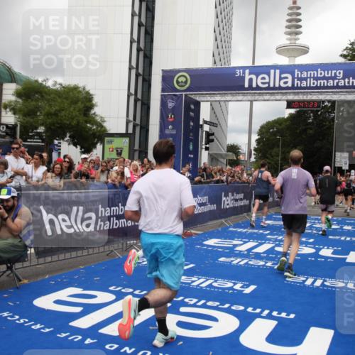 29.06.2025 - hella hamburg halbmarathon Michael Strokosch http://msf.ph/oto/8213708 29.06.2025 10:47:22 Ziel 2864, 5024, 6134, 6168, 6203, 6716, 7480, 10208, 10211, 11518, 13672, 13782, 14722, 15611, 16089, 16286, 17915, 18856 meine-sportfotos.de