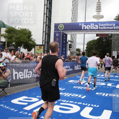 29.06.2025 - hella hamburg halbmarathon Michael Strokosch http://msf.ph/oto/8213785 29.06.2025 10:47:23 Ziel 2864, 5024, 6134, 6168, 6203, 10208, 10211, 11491, 11518, 13672, 13782, 14722, 15611, 16089, 16286, 18856 meine-sportfotos.de
