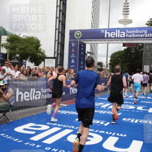 29.06.2025 - hella hamburg halbmarathon Michael Strokosch http://msf.ph/oto/8213808 29.06.2025 10:47:24 Ziel 2274, 2864, 5024, 6134, 6168, 6203, 10423, 11077, 11491, 11518, 13672, 13782, 14722, 15611, 16089, 16286, 18856 meine-sportfotos.de