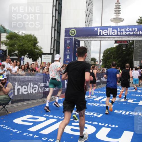 29.06.2025 - hella hamburg halbmarathon Michael Strokosch http://msf.ph/oto/8213897 29.06.2025 10:47:25 Ziel 2274, 2864, 5024, 6134, 6168, 6203, 8693, 10423, 11077, 11491, 11518, 13672, 13782, 14722, 15611, 16089, 16286, 16819, 18856, 18974 meine-sportfotos.de