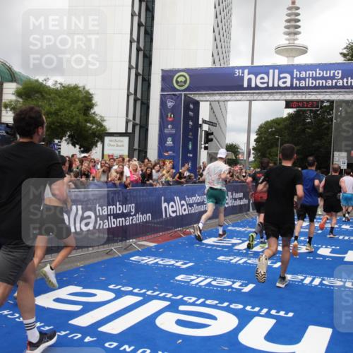 29.06.2025 - hella hamburg halbmarathon Michael Strokosch http://msf.ph/oto/8213934 29.06.2025 10:47:26 Ziel 51, 2274, 2864, 5024, 5650, 6168, 6203, 8693, 10423, 11077, 11491, 11518, 13782, 14722, 15350, 15611, 16089, 16286, 16819, 18974 meine-sportfotos.de