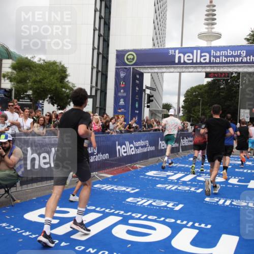 29.06.2025 - hella hamburg halbmarathon Michael Strokosch http://msf.ph/oto/8213968 29.06.2025 10:47:26 Ziel 51, 2274, 2864, 5024, 5650, 6168, 6203, 8693, 10423, 11077, 11491, 11518, 13782, 14722, 15350, 15611, 16089, 16286, 16819, 18974 meine-sportfotos.de