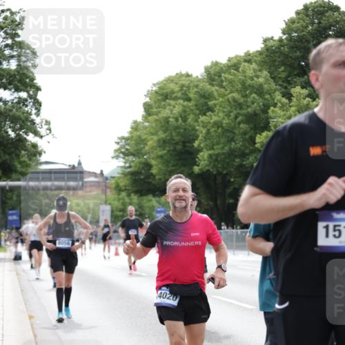 29.06.2025 - hella hamburg halbmarathon Jannik Wohlers http://msf.ph/oto/8213979 29.06.2025 10:26:47 Lombardsbrücke 1530, 1793, 2306, 2775, 4358, 5494, 5495, 5707, 6259, 6637, 7234, 7314, 7944, 8056, 8281, 9349, 10077, 10465, 11110, 11766, 14020, 14021, 15108, 15641, 17049, 17445, 18976 meine-sportfotos.de