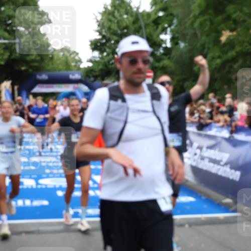 29.06.2025 - hella hamburg halbmarathon Zöllner http://msf.ph/oto/8213984 29.06.2025 10:50:46 Ziel 2234, 2788, 5115, 6662, 6712, 7134, 7583, 7952, 8657, 11356, 13701, 13808, 13875, 15426, 15720, 16291, 17129, 17908, 18229, 18370, 18413, 18820 meine-sportfotos.de