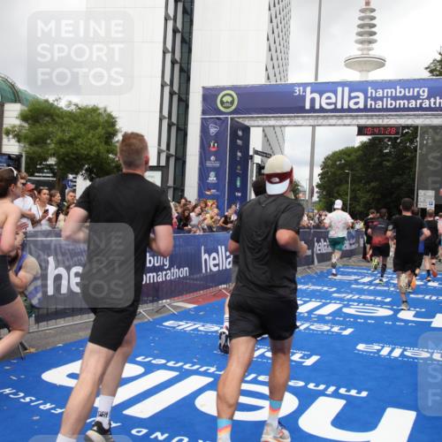 29.06.2025 - hella hamburg halbmarathon Michael Strokosch http://msf.ph/oto/8214003 29.06.2025 10:47:27 Ziel 51, 1012, 2274, 2839, 2864, 2869, 5024, 5650, 6168, 6203, 8693, 9305, 10423, 11077, 11491, 11518, 13782, 14722, 15350, 15611, 15923, 16089, 16819, 18758, 18974 meine-sportfotos.de