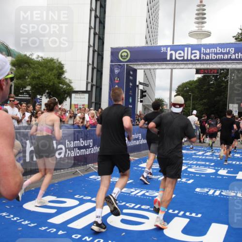 29.06.2025 - hella hamburg halbmarathon Michael Strokosch http://msf.ph/oto/8214013 29.06.2025 10:47:27 Ziel 51, 1012, 2274, 2839, 2864, 2869, 5024, 5650, 6168, 6203, 8693, 9305, 10423, 11077, 11491, 11518, 13782, 14722, 15350, 15611, 15923, 16089, 16819, 18758, 18974 meine-sportfotos.de