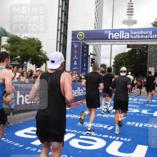29.06.2025 - hella hamburg halbmarathon Michael Strokosch http://msf.ph/oto/8214035 29.06.2025 10:47:28 Ziel 51, 1012, 2274, 2839, 2864, 2869, 5024, 5532, 5650, 6203, 8693, 9305, 10423, 11077, 11491, 11518, 13782, 14722, 15350, 15611, 15923, 16089, 16819, 18758, 18974 meine-sportfotos.de
