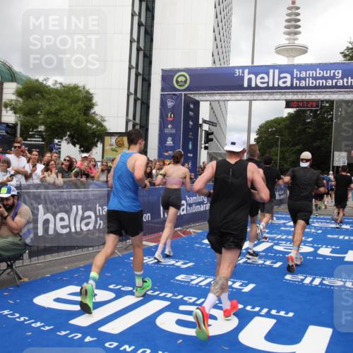 29.06.2025 - hella hamburg halbmarathon Michael Strokosch http://msf.ph/oto/8214053 29.06.2025 10:47:28 Ziel 51, 1012, 2274, 2839, 2864, 2869, 5024, 5532, 5650, 6203, 8693, 9305, 10423, 11077, 11491, 11518, 13782, 14722, 15350, 15611, 15923, 16089, 16819, 18758, 18974 meine-sportfotos.de