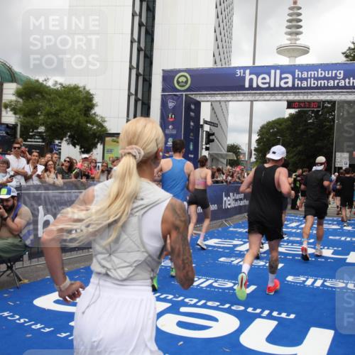 29.06.2025 - hella hamburg halbmarathon Michael Strokosch http://msf.ph/oto/8214076 29.06.2025 10:47:29 Ziel 51, 1012, 2274, 2839, 2864, 2869, 3304, 5024, 5532, 5650, 8693, 8852, 9305, 10423, 11077, 11491, 11518, 13782, 14722, 15350, 15611, 15923, 16089, 16819, 17846, 18758, 18974 meine-sportfotos.de