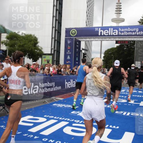 29.06.2025 - hella hamburg halbmarathon Michael Strokosch http://msf.ph/oto/8214098 29.06.2025 10:47:29 Ziel 51, 1012, 2274, 2839, 2864, 2869, 3304, 5024, 5532, 5650, 8693, 8852, 9305, 10423, 11077, 11491, 11518, 13782, 14722, 15350, 15611, 15923, 16089, 16819, 17846, 18758, 18974 meine-sportfotos.de