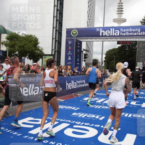 29.06.2025 - hella hamburg halbmarathon Michael Strokosch http://msf.ph/oto/8214108 29.06.2025 10:47:29 Ziel 51, 1012, 2274, 2839, 2864, 2869, 3304, 5024, 5532, 5650, 8693, 8852, 9305, 10423, 11077, 11491, 11518, 13782, 14722, 15350, 15611, 15923, 16089, 16819, 17846, 18758, 18974 meine-sportfotos.de