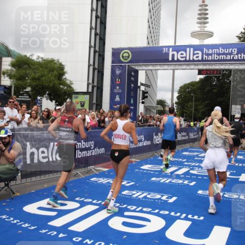 29.06.2025 - hella hamburg halbmarathon Michael Strokosch http://msf.ph/oto/8214122 29.06.2025 10:47:30 Ziel 51, 1012, 1592, 2274, 2839, 2864, 2869, 2953, 3304, 5532, 5650, 8693, 8852, 9305, 10423, 11021, 11077, 11491, 13782, 15350, 15611, 15923, 16089, 16819, 17846, 17905, 18758, 18974 meine-sportfotos.de
