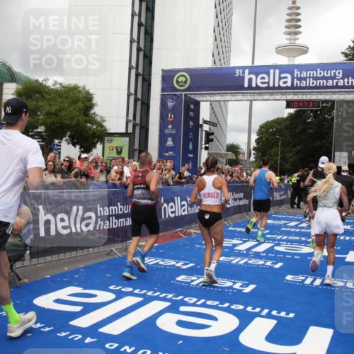 29.06.2025 - hella hamburg halbmarathon Michael Strokosch http://msf.ph/oto/8214167 29.06.2025 10:47:30 Ziel 51, 1012, 1592, 2274, 2839, 2864, 2869, 2953, 3304, 5532, 5650, 8693, 8852, 9305, 10423, 11021, 11077, 11491, 13782, 15350, 15611, 15923, 16089, 16819, 17846, 17905, 18758, 18974 meine-sportfotos.de