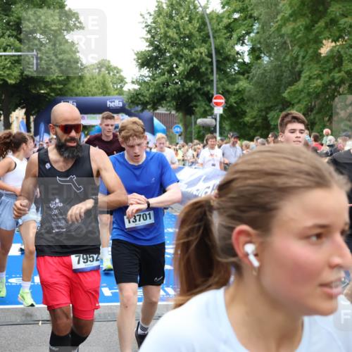 29.06.2025 - hella hamburg halbmarathon Zöllner http://msf.ph/oto/8214233 29.06.2025 10:50:51 Ziel 2234, 2788, 3947, 4839, 5018, 5115, 7052, 8657, 10750, 15426, 15720, 17129, 17908, 18182, 18229, 18370 meine-sportfotos.de